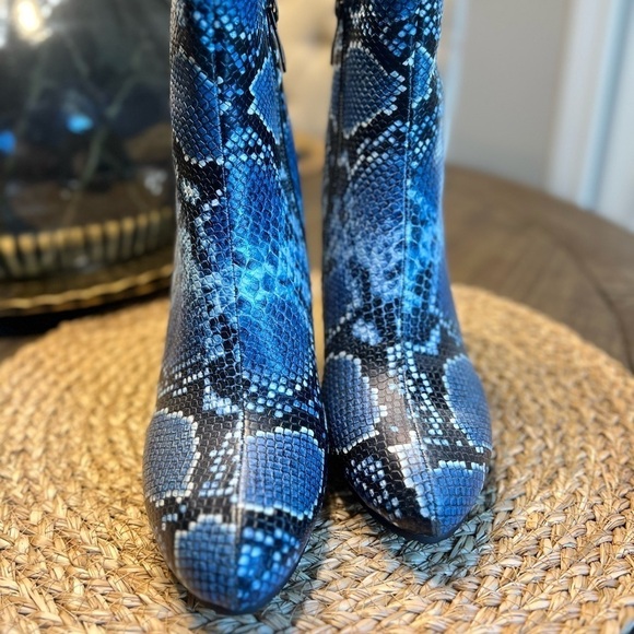 New Blue Snake Print Booties - Size 5 - Picture 5 of 9